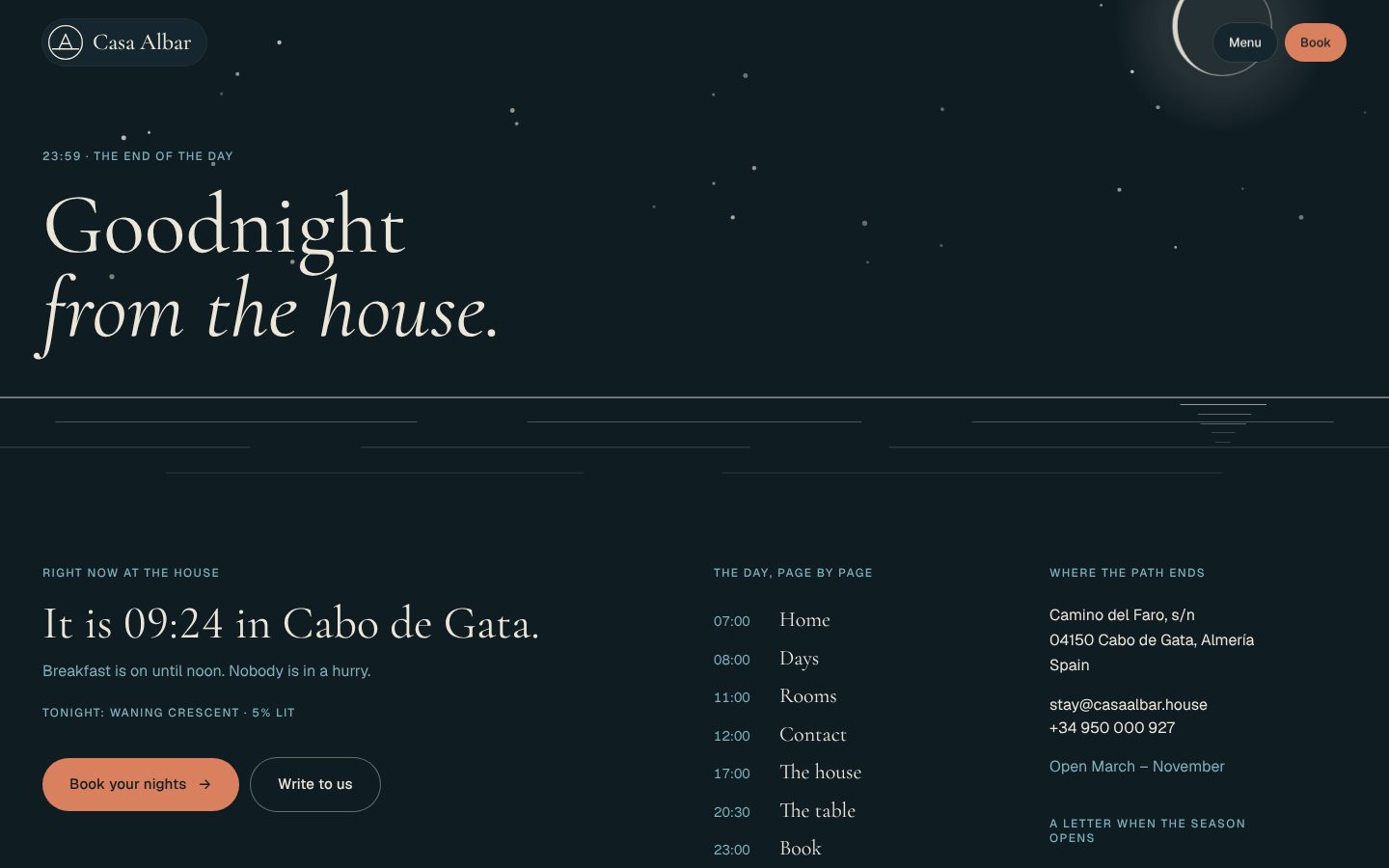 Casa Albar footer with the night sky and the time at the house